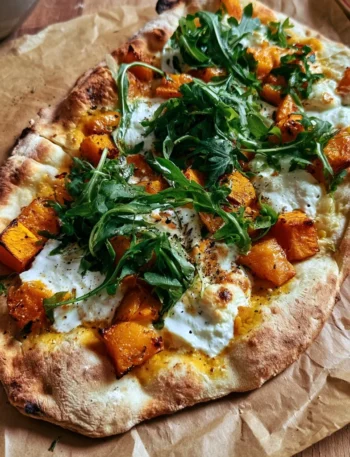 Piadina con zucca arrostita, stracchino e rucola, pronta da servire