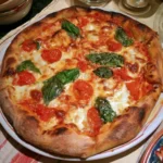 Pizza Margherita fatta in casa con pomodoro, mozzarella e basilico fresco