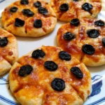 Pizzette ragno con olive nere, un finger food italiano appetitoso
