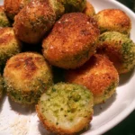 Polpette di broccoli e patate al forno su un piatto bianco