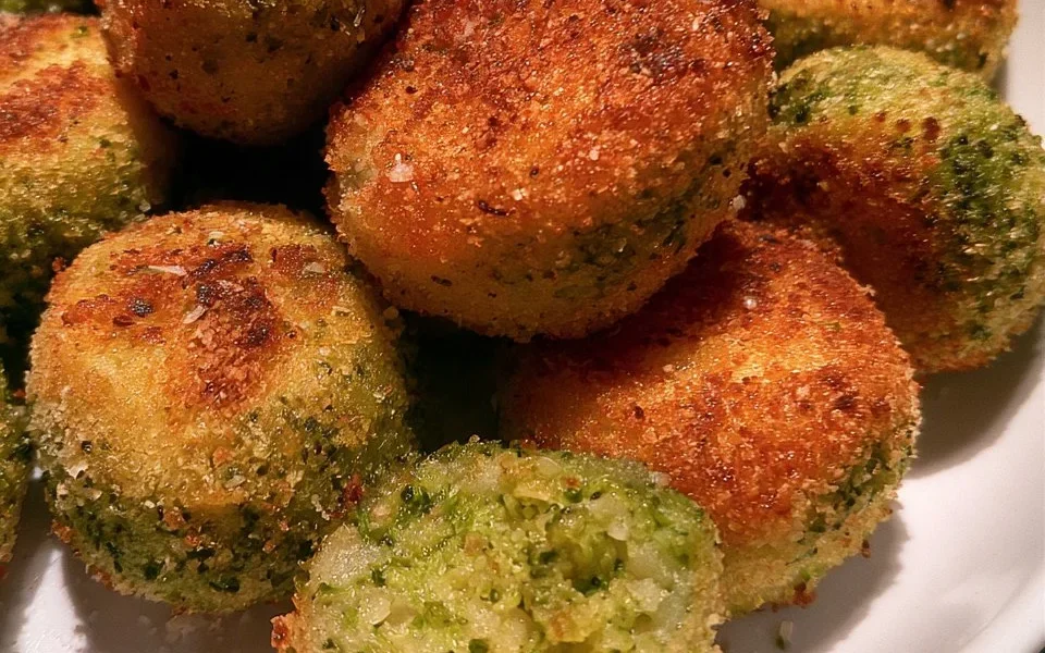 Polpette di broccoli e patate al forno su un piatto bianco
