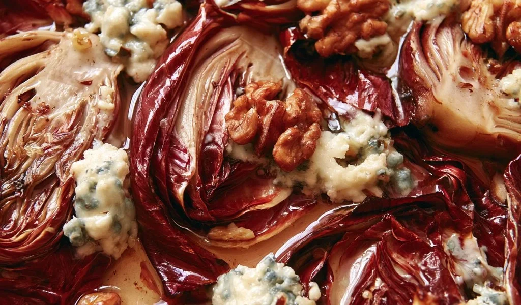 Radicchio al forno con gorgonzola e noci, piatto gustoso e facile da preparare