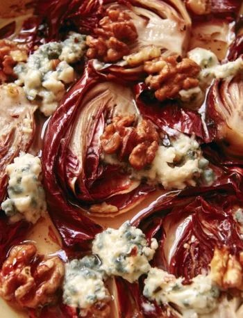 Radicchio al forno con gorgonzola e noci, piatto gustoso e facile da preparare