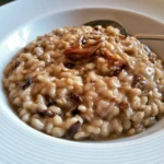 Risotto radicchio e Taleggio con ingredienti freschi e cremosi