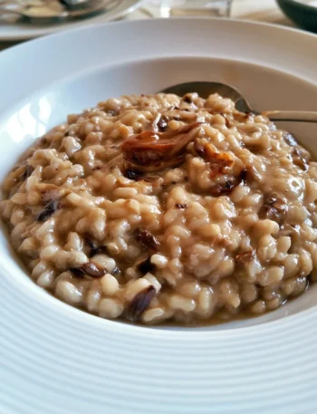 Risotto radicchio e Taleggio con ingredienti freschi e cremosi