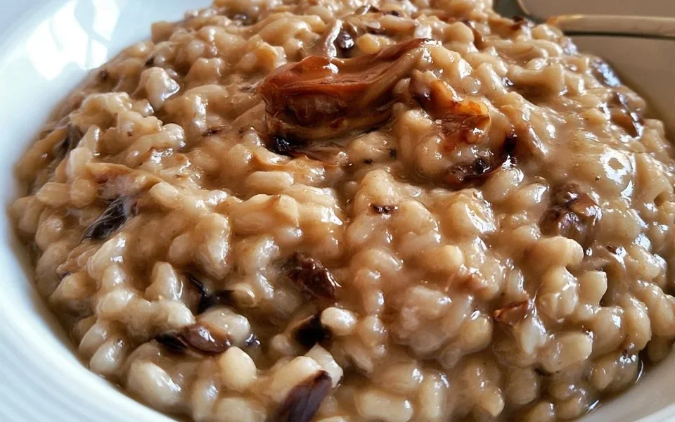 Risotto radicchio e Taleggio con ingredienti freschi e cremosi