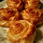 Rose di sfoglia dolci farcite con mele e cannella