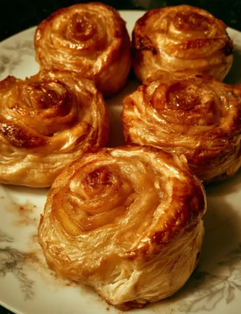 Rose di sfoglia dolci farcite con mele e cannella