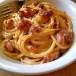Piatto di spaghetti alla carbonara con guanciale e pecorino
