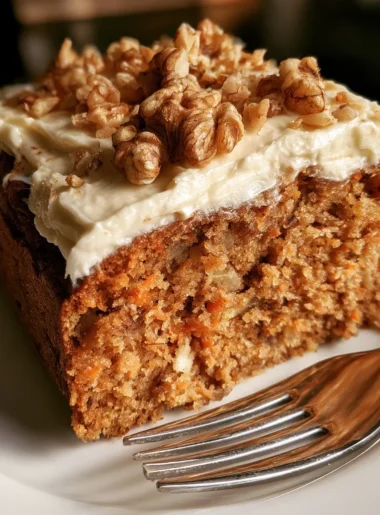 Torta di carote con mele e noci fresca e deliziosa