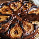 Torta pere e cioccolato fondente appena sfornata, con fette di pere fresche e cioccolato