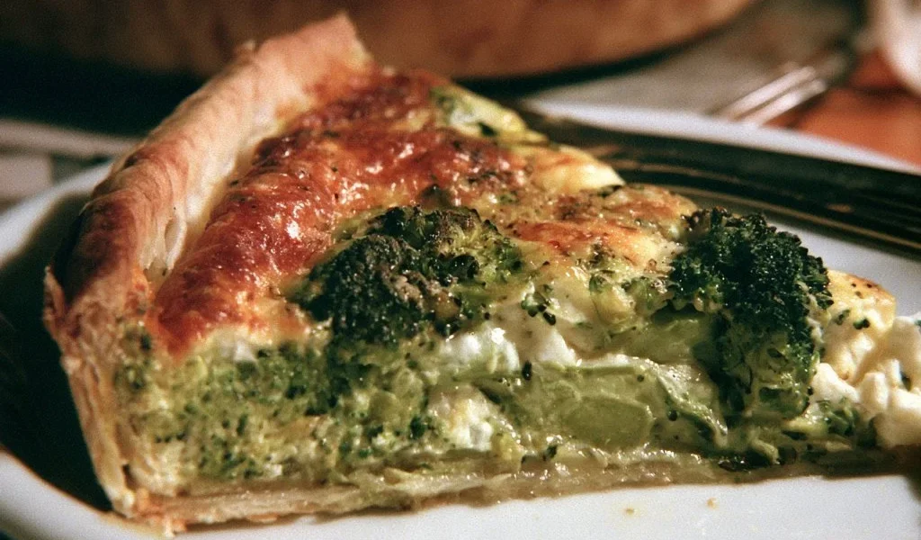 Torta salata con broccoli e scamorza, piatto gustoso e sano
