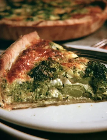 Torta salata con broccoli e scamorza, piatto gustoso e sano