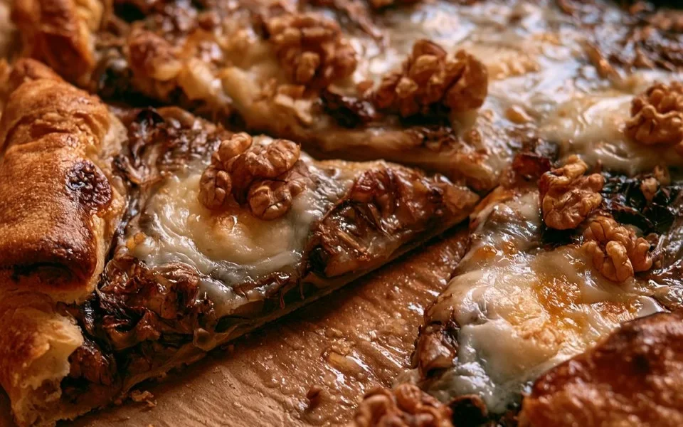 Torta salata radicchio, scamorza e noci appena sfornata