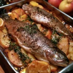 Trota al forno con mele e timo servita su un piatto elegante