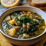 Zuppa di cavolo nero con cannellini e patate, piatto caldo e nutriente.